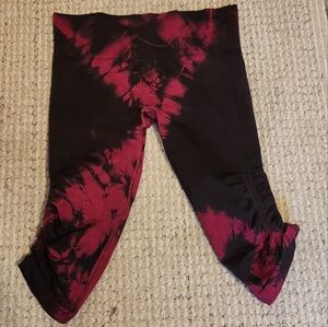 Lululemon leggings no size but should be 10. ruched calves. red / black tie-dye